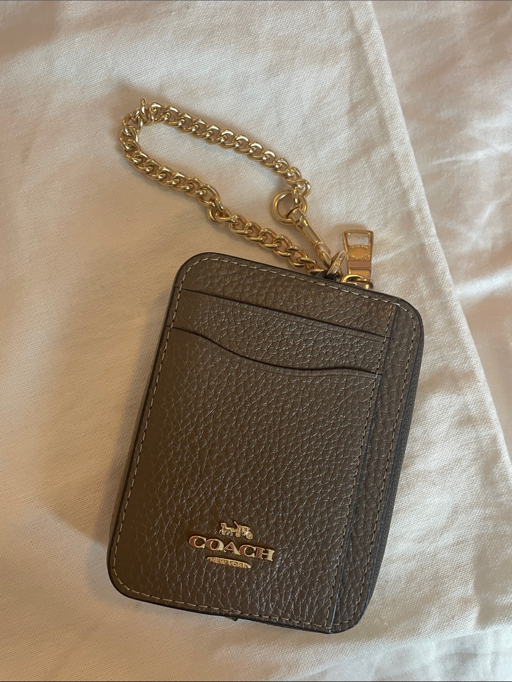 Coach Dark Stone Pebbled Leather Card Holder wallet with Gold Chain EUC